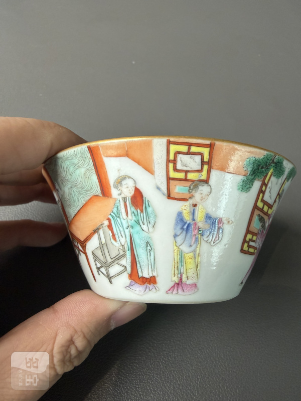 清嘉庆 粉彩西厢记人物图马蹄套杯一组五件 - 图12